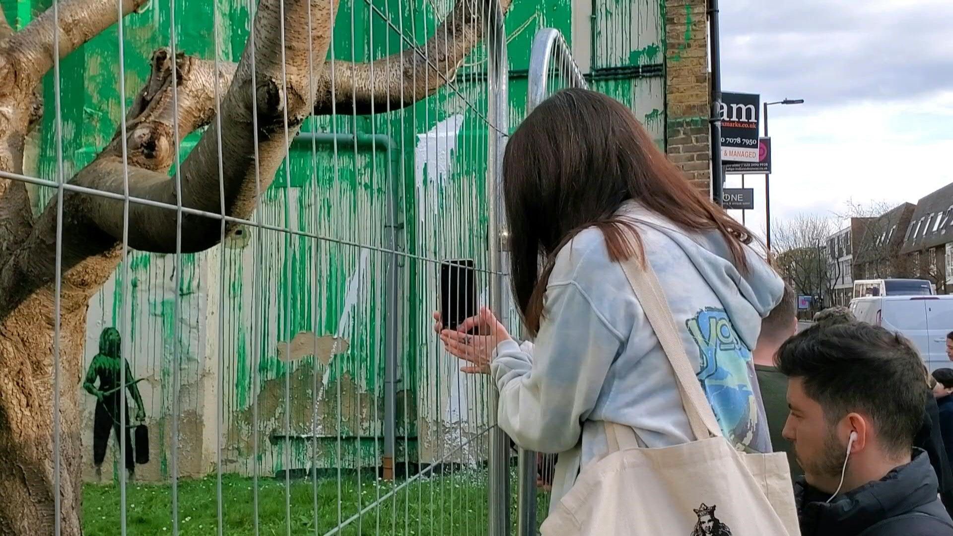 Neuestes Banksy-Werk mit weißer Farbe beschmiert