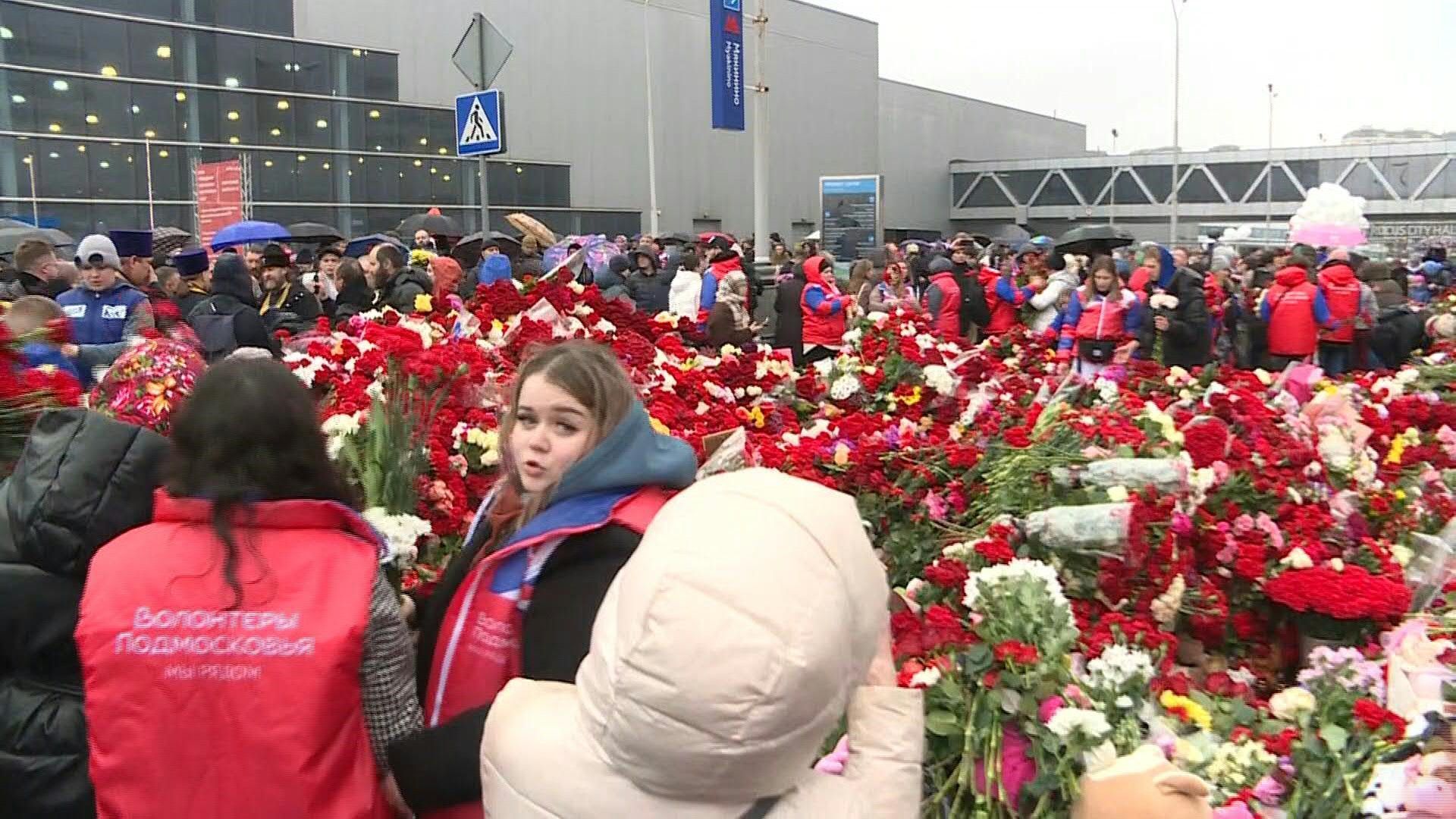 Outside Moscow concert hall people lay flowers in memory of attack victims