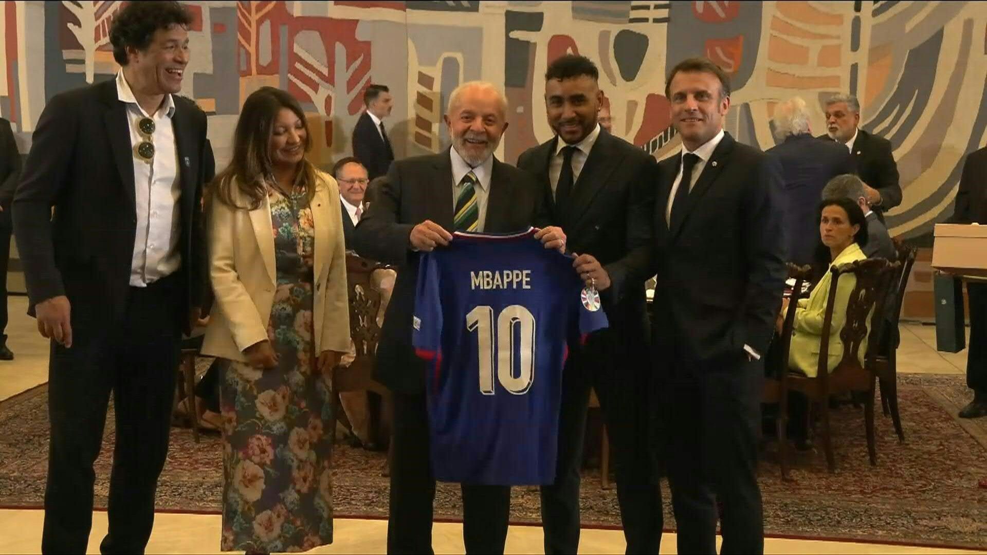 Brazil: Macron and Lula attend official lunch, exchange gifts