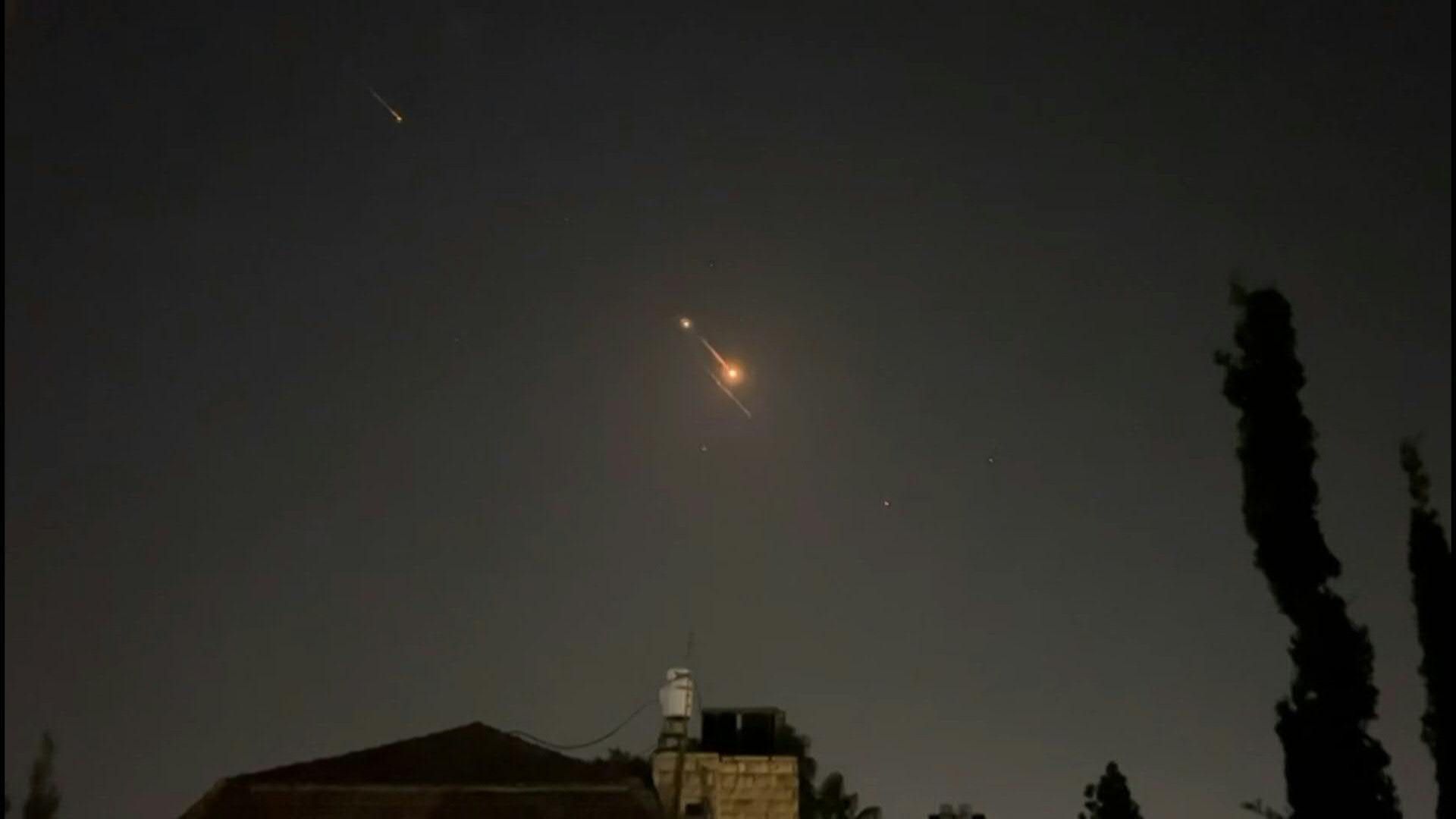Explosionen erleuchten den Nachthimmel von Jerusalem