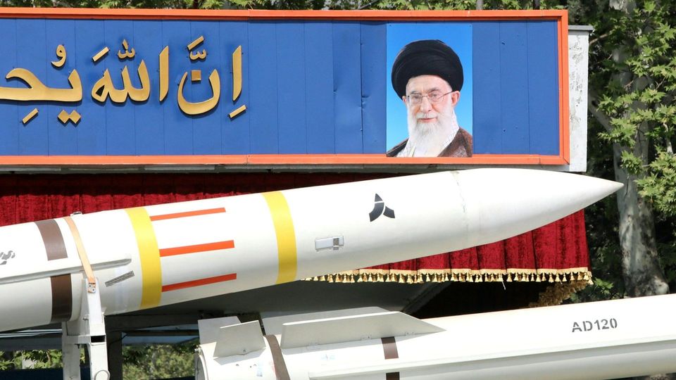 Irans Führung feiert Angriff auf Israel – und warnt vor Vergeltung