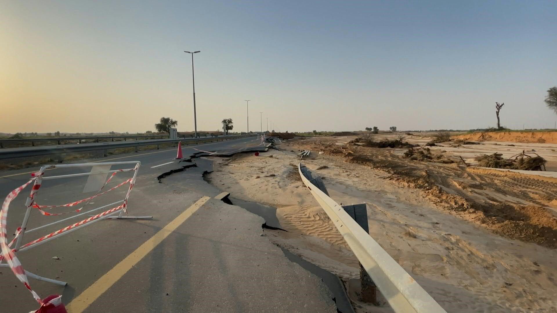 Emirate: Straßen nach Überschwemmungen unbefahrbar