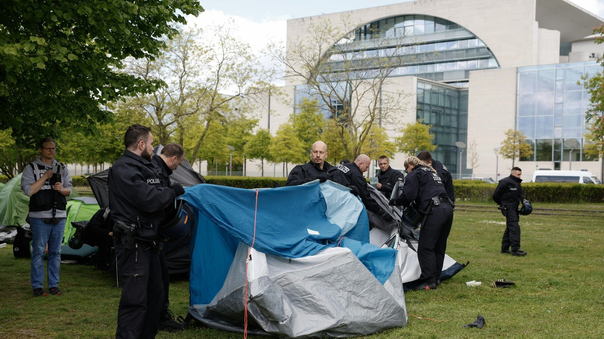 Polizei räumt Gaza-Protestcamp vor dem Kanzleramt