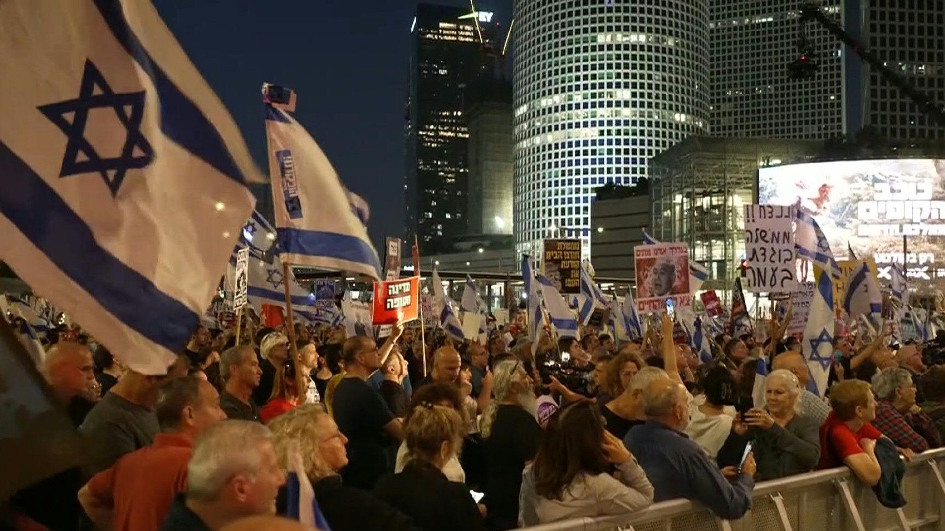 Anti govt Israelis demonstrate in Tel Aviv