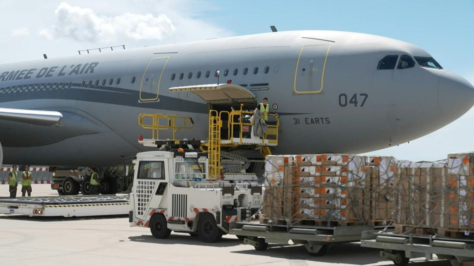 Loading of a French air force plane to New Caledonia