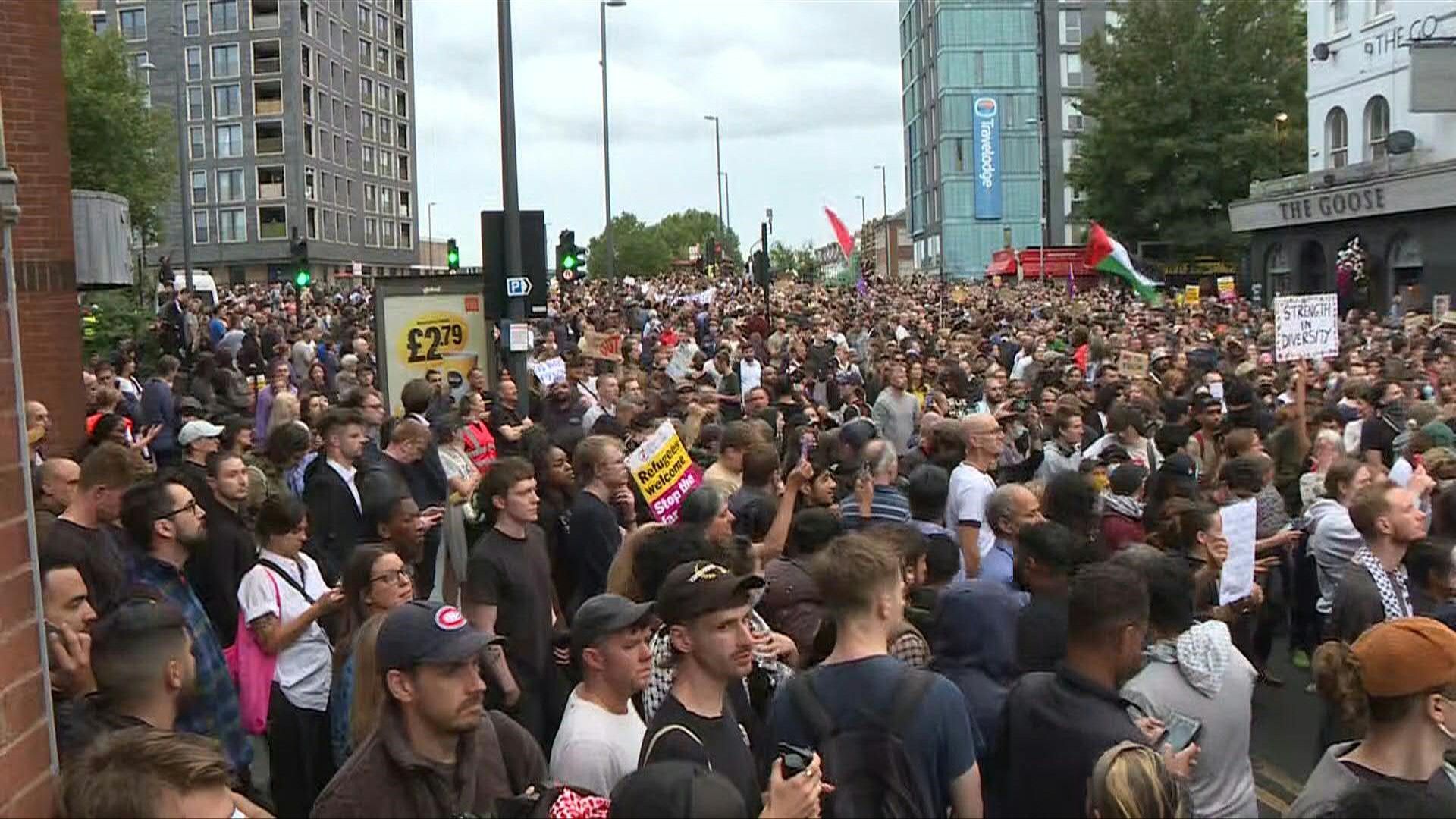 Counter-protesters gather in London as UK fears more far-right riots - Video