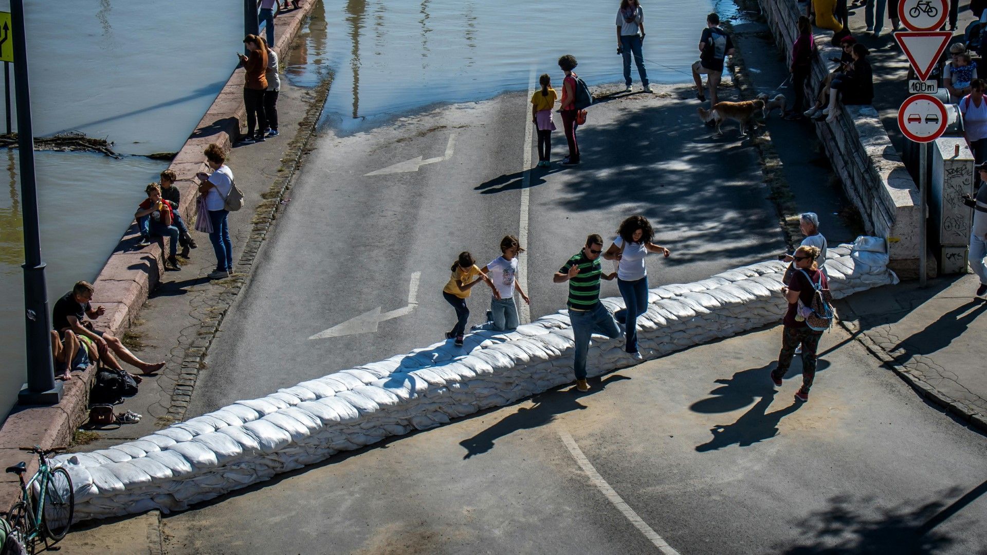 Budapest: Donau-Hochwasser lockt viele Schaulustige an