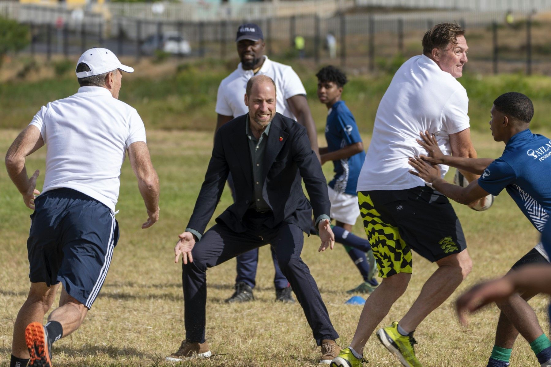 Le prince William joue au rugby lors de sa visite pour le prix climatique en Afrique du Sud
