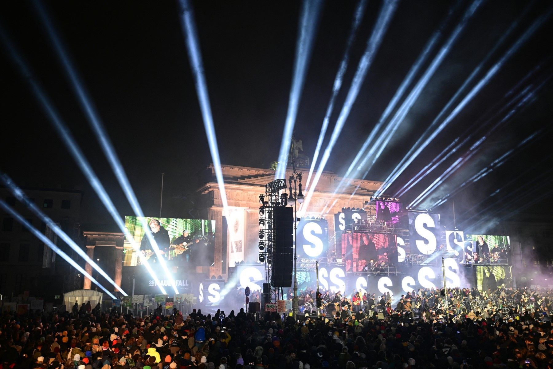 35. Jahrestag des Mauerfalls: Große Party am Brandenburger Tor