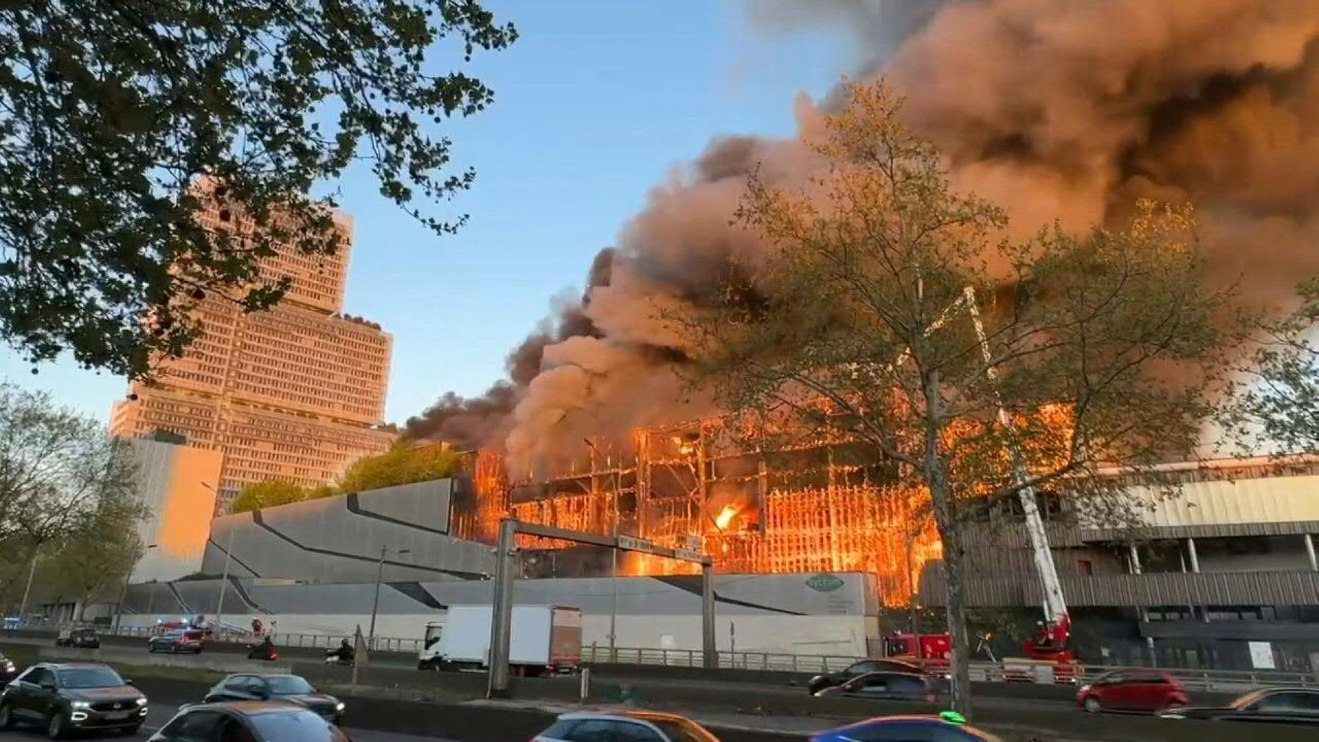Video: Spectacular fire in the North of Paris