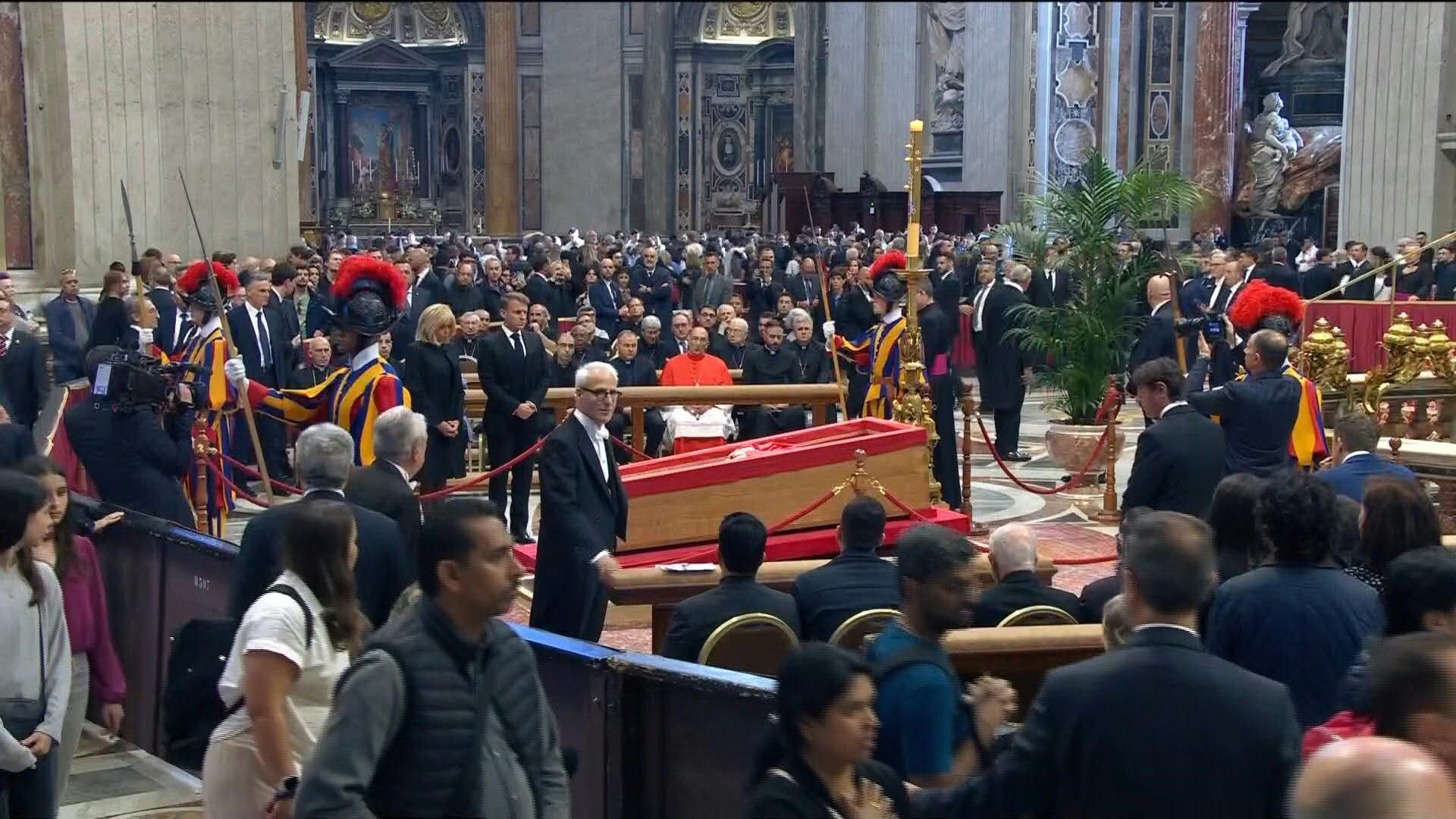 Video: French President Macron pays his respects before the coffin of Pope Francis