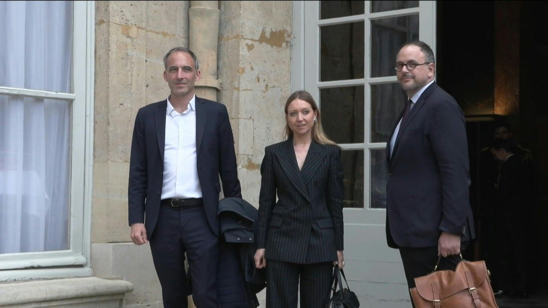 Video: Glucksmann and team arrive at Matignon for talks on voting reform