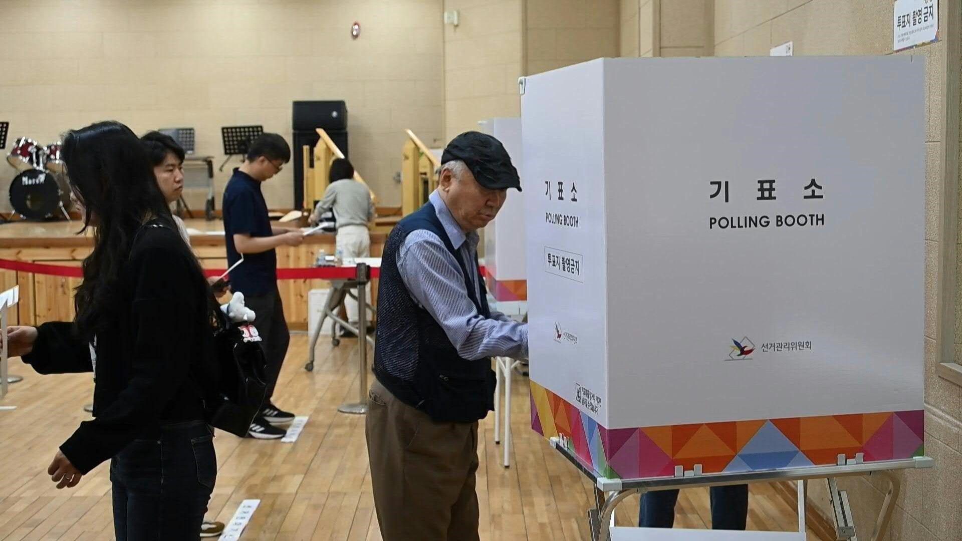 Video: South Koreans cast early votes in election triggered by martial law