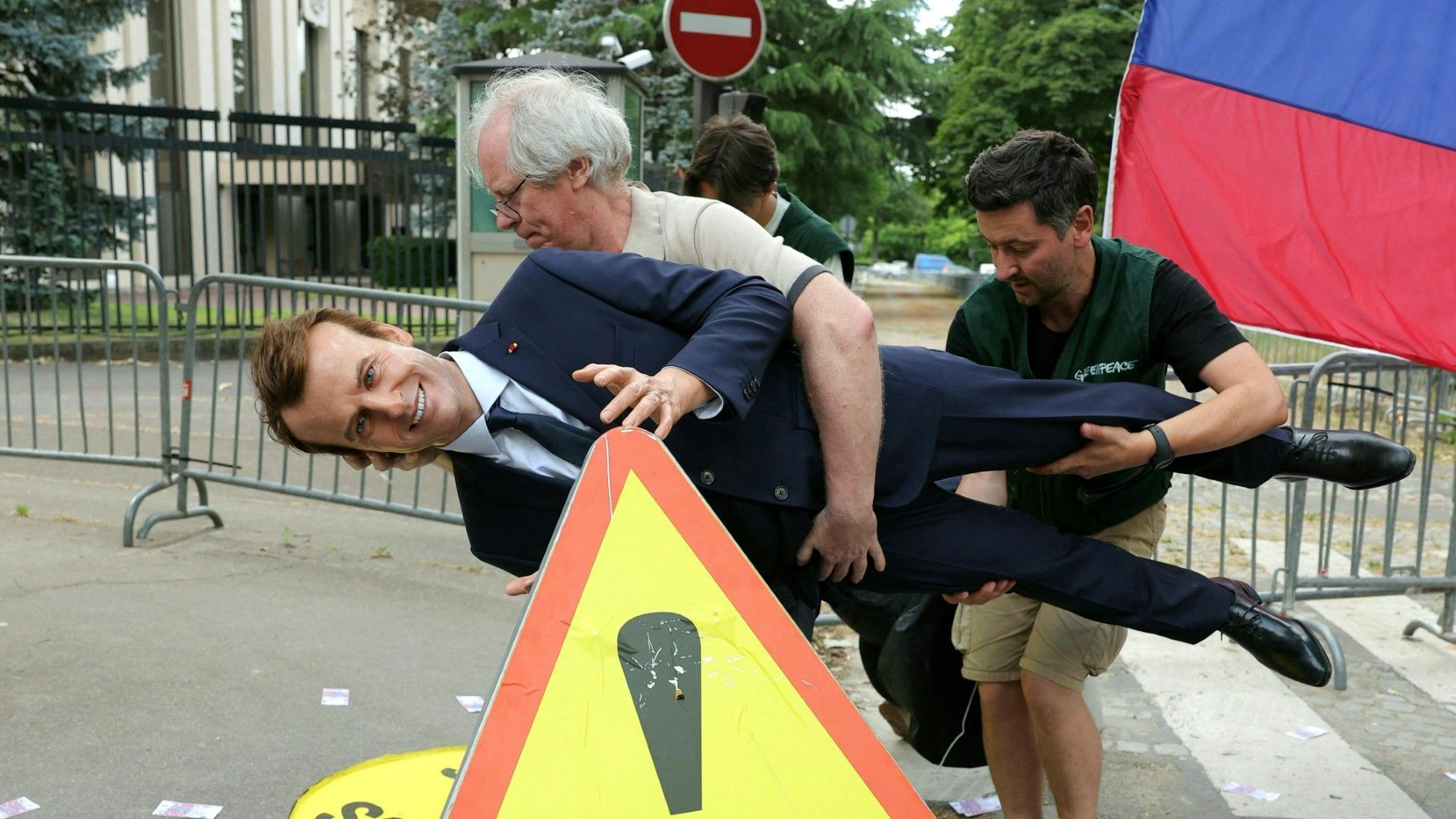 Umweltaktivisten klauen Macron-Wachsfigur