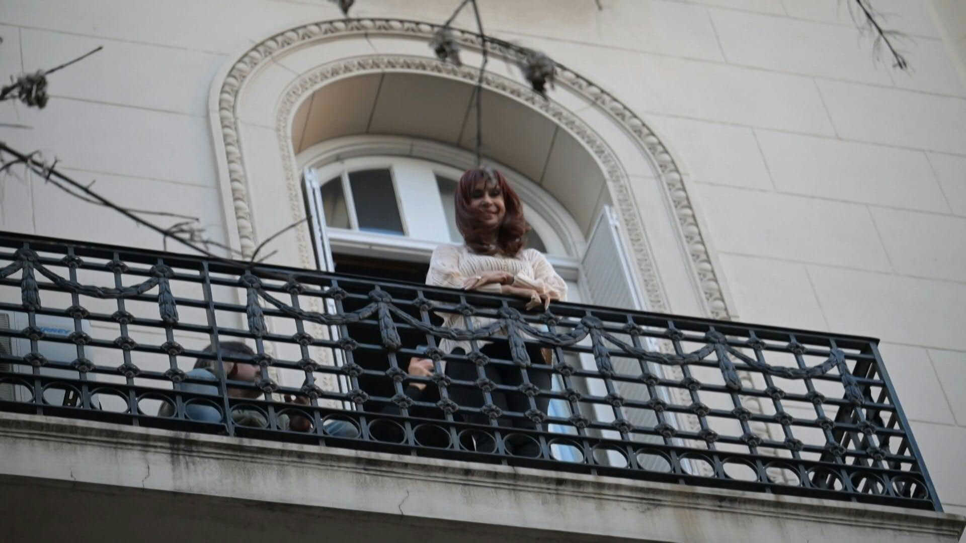 Video: Argentine ex-president Kirchner greets supporters from balcony after Supreme Court decision