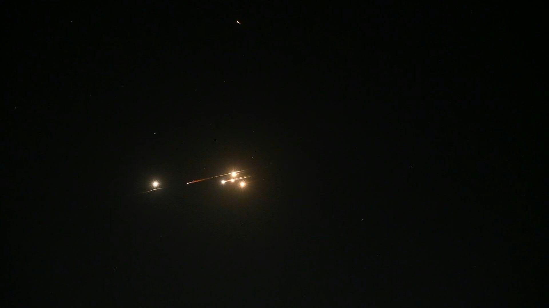Salvo of Iranian missiles seen over Jerusalem