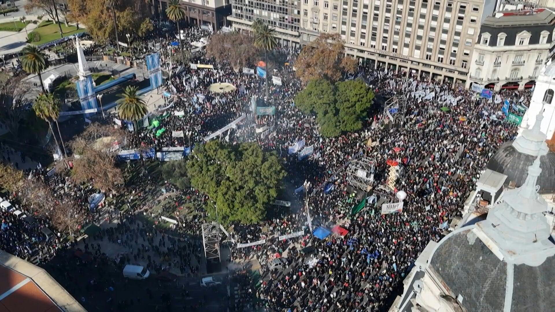 Tens of thousands of Argentines rally in support of convicted ex-president Kirchner