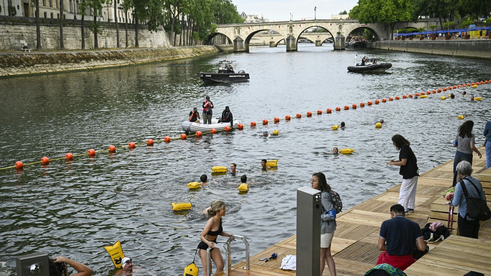 Video: Schwimmspaß mitten in Paris: Badestellen an der Seine eröffnet