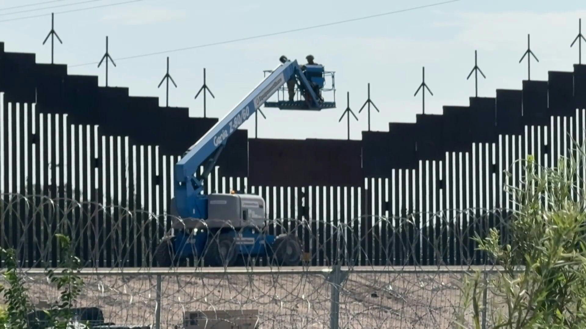 Video: US military reinforce the border wall with Mexico