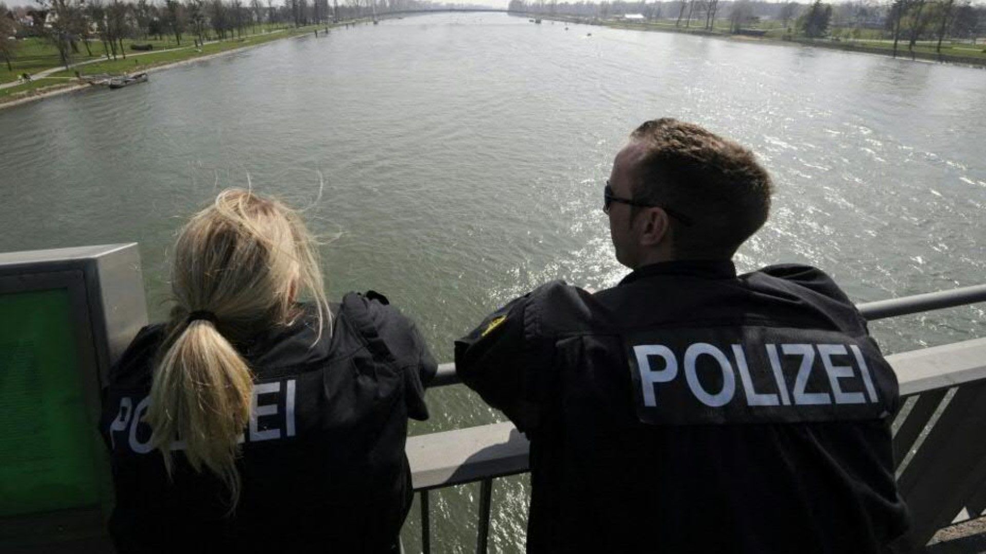 Immer mehr Städte verbieten das Schwimmen im Rhein