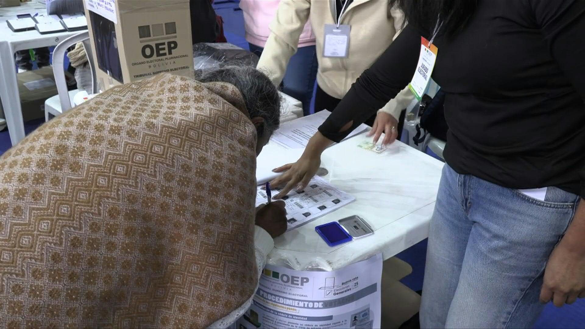 Video: La Paz polls open in Bolivian presidential election