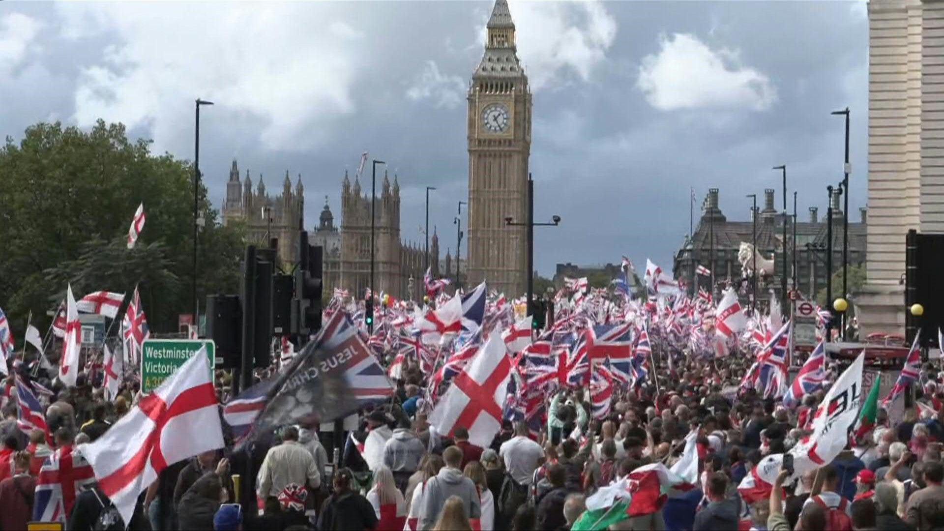 London: Rechtsextremist Tommy Robinson zieht zehntausende Demonstranten an