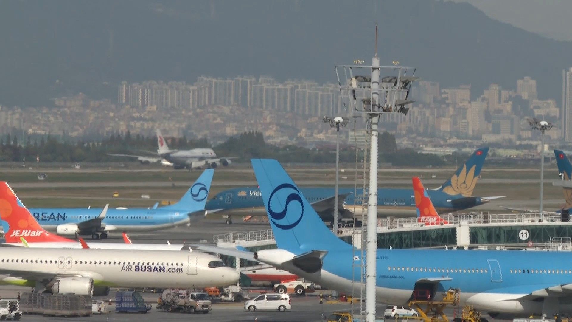 China's Xi lands in S.Korea ahead of Trump talks