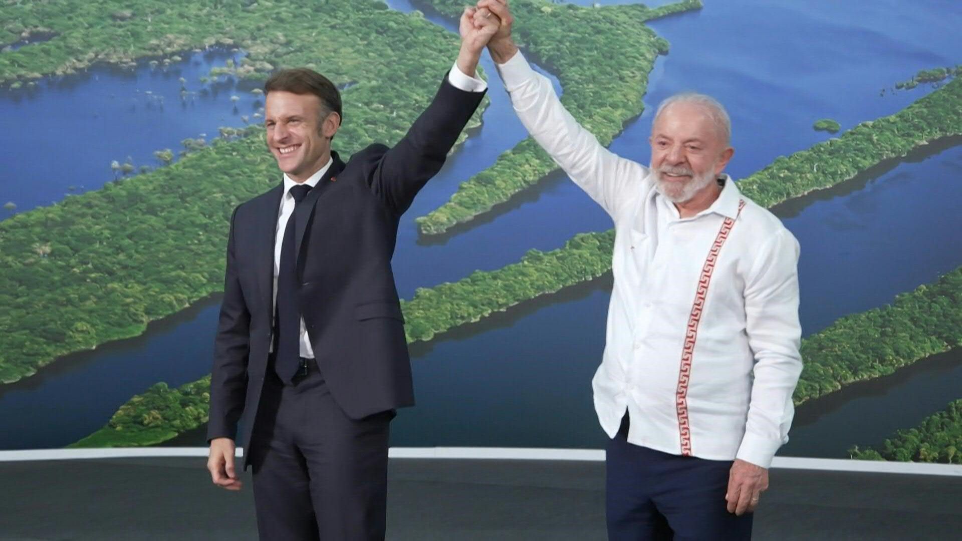 France's Emmanuel Macron and Brazilian President Lula pose for photos at climate summit