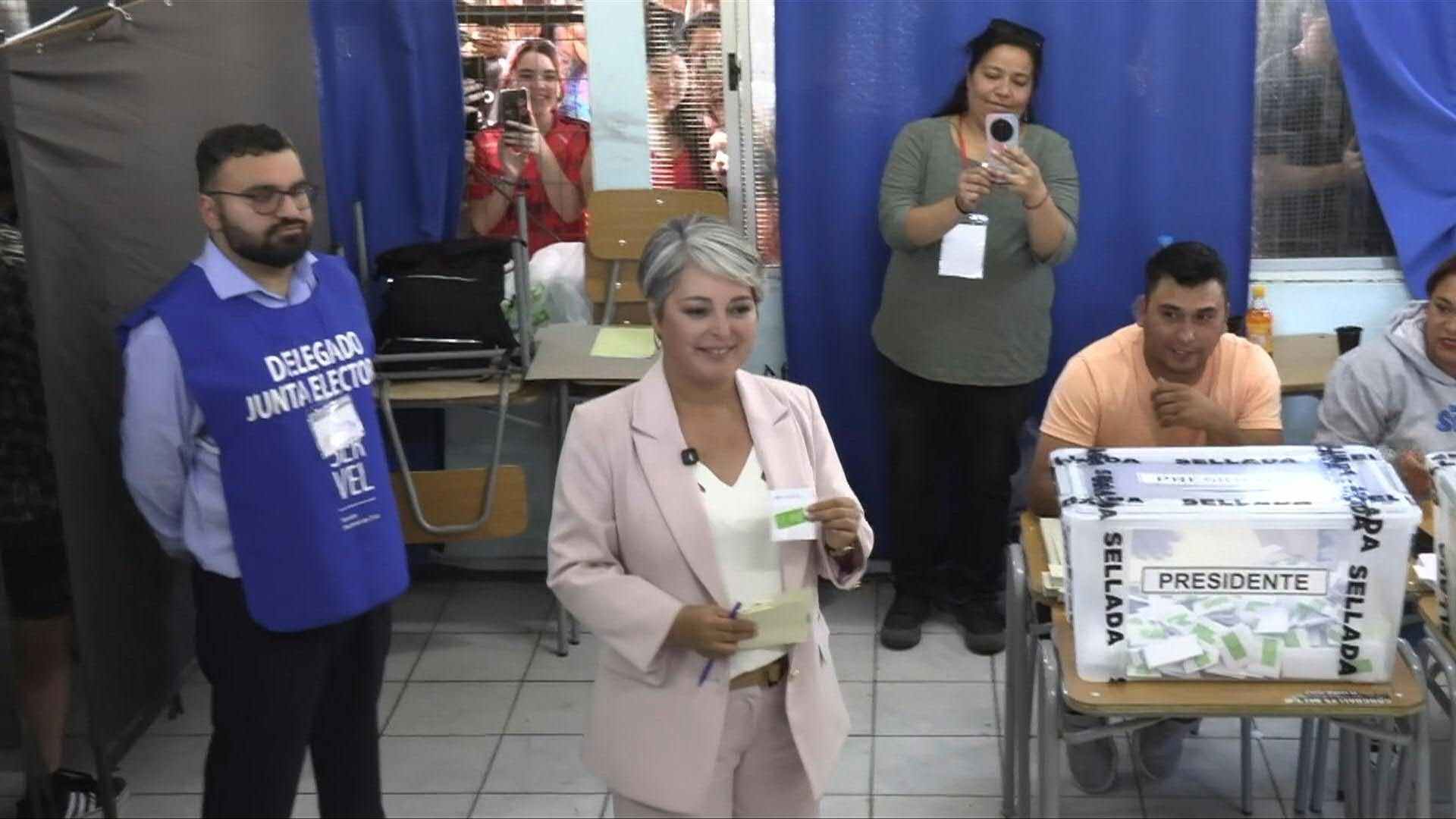 Video: Main left-wing candidate Jeannette Jara casts vote Chile's general election