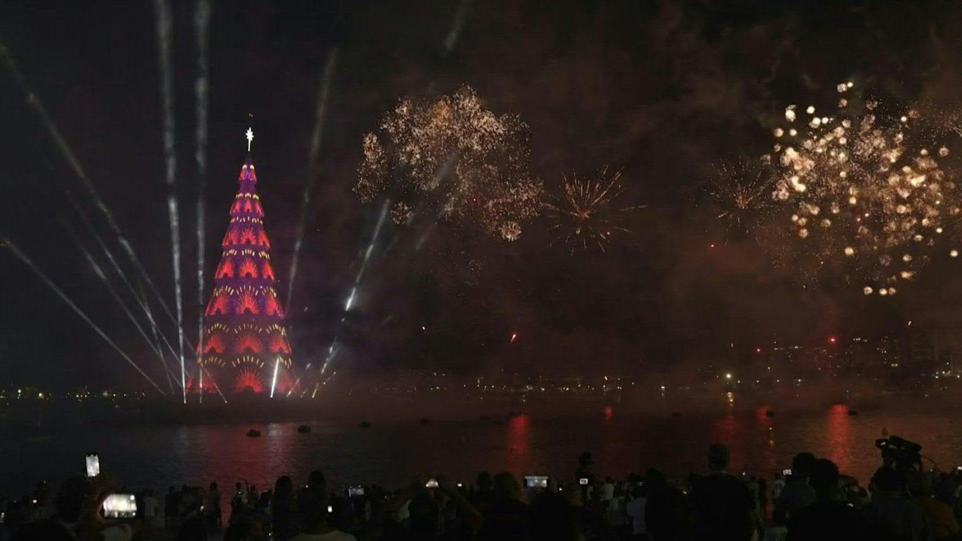Knaller vor dem Fest: Riesiger Weihnachtsbaum in Rio
