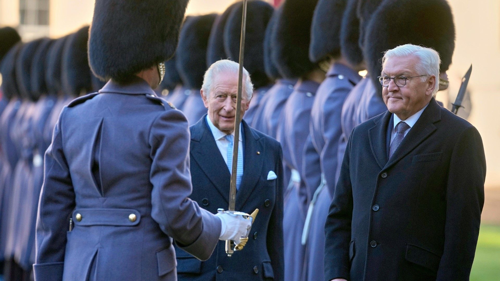 Großer Prunk: Steinmeier von Charles III. empfangen
