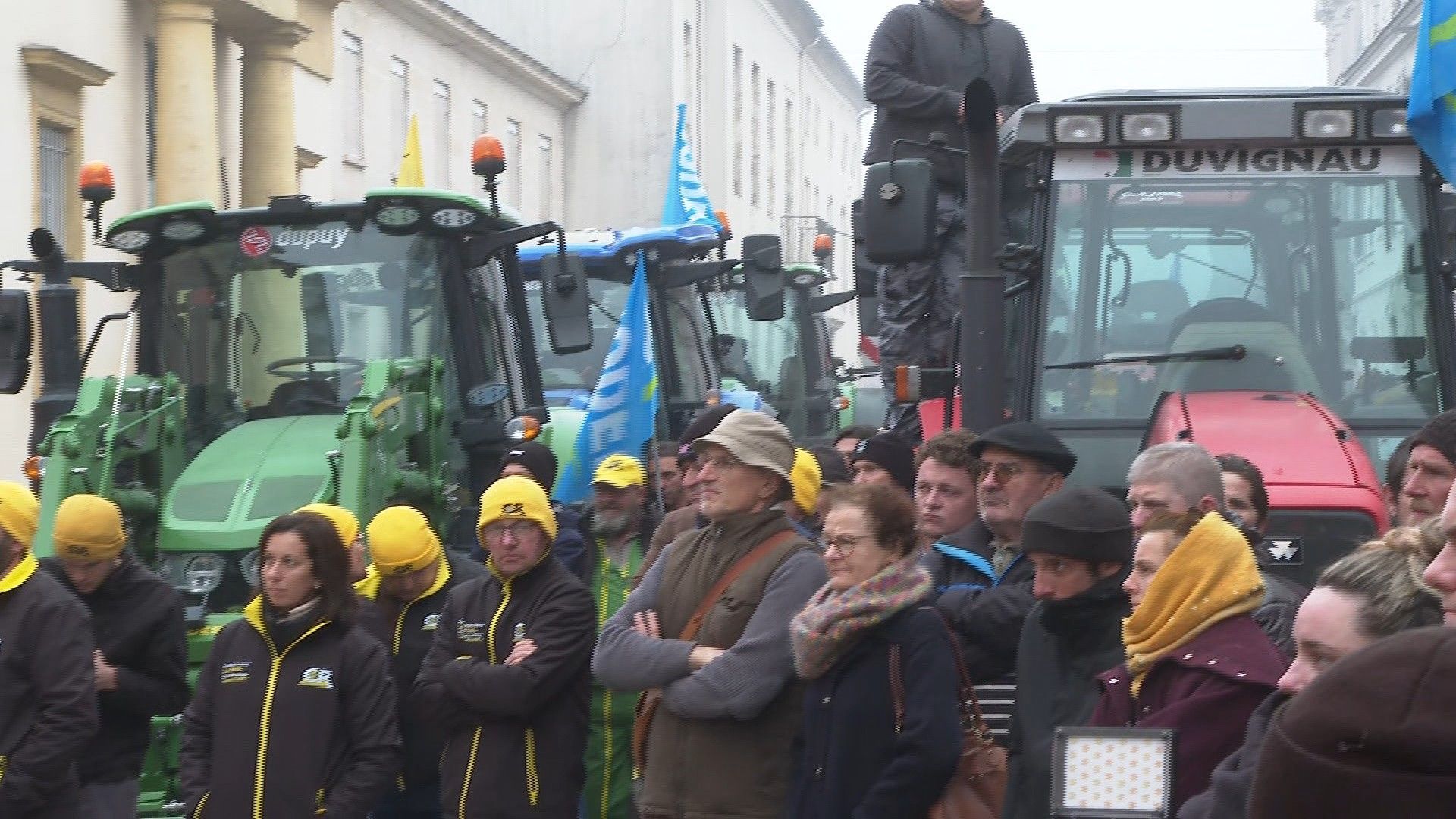 Video: French farmers block road outside Landes prefecture over cow cull
