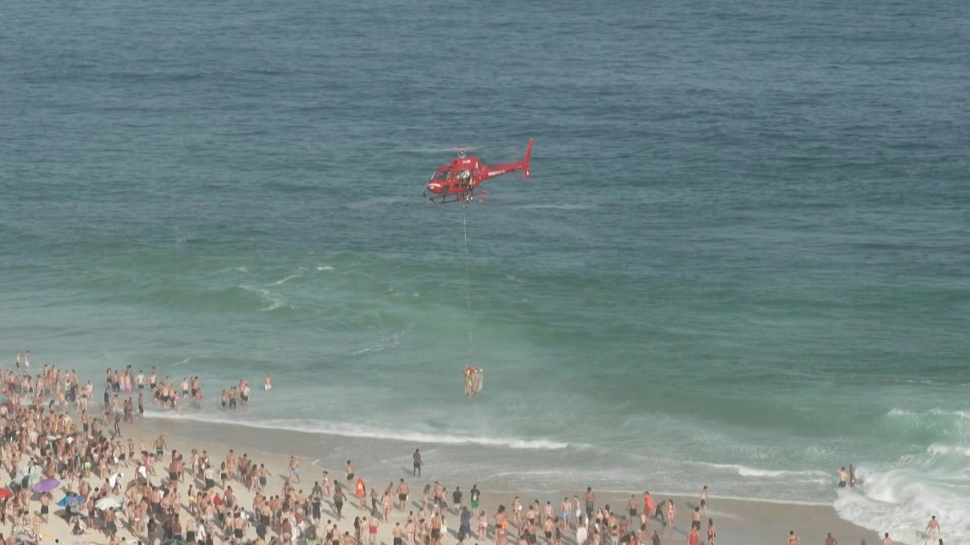 Video: Lifeguards perform sea rescues at Copacabana Beach on New Year's Eve