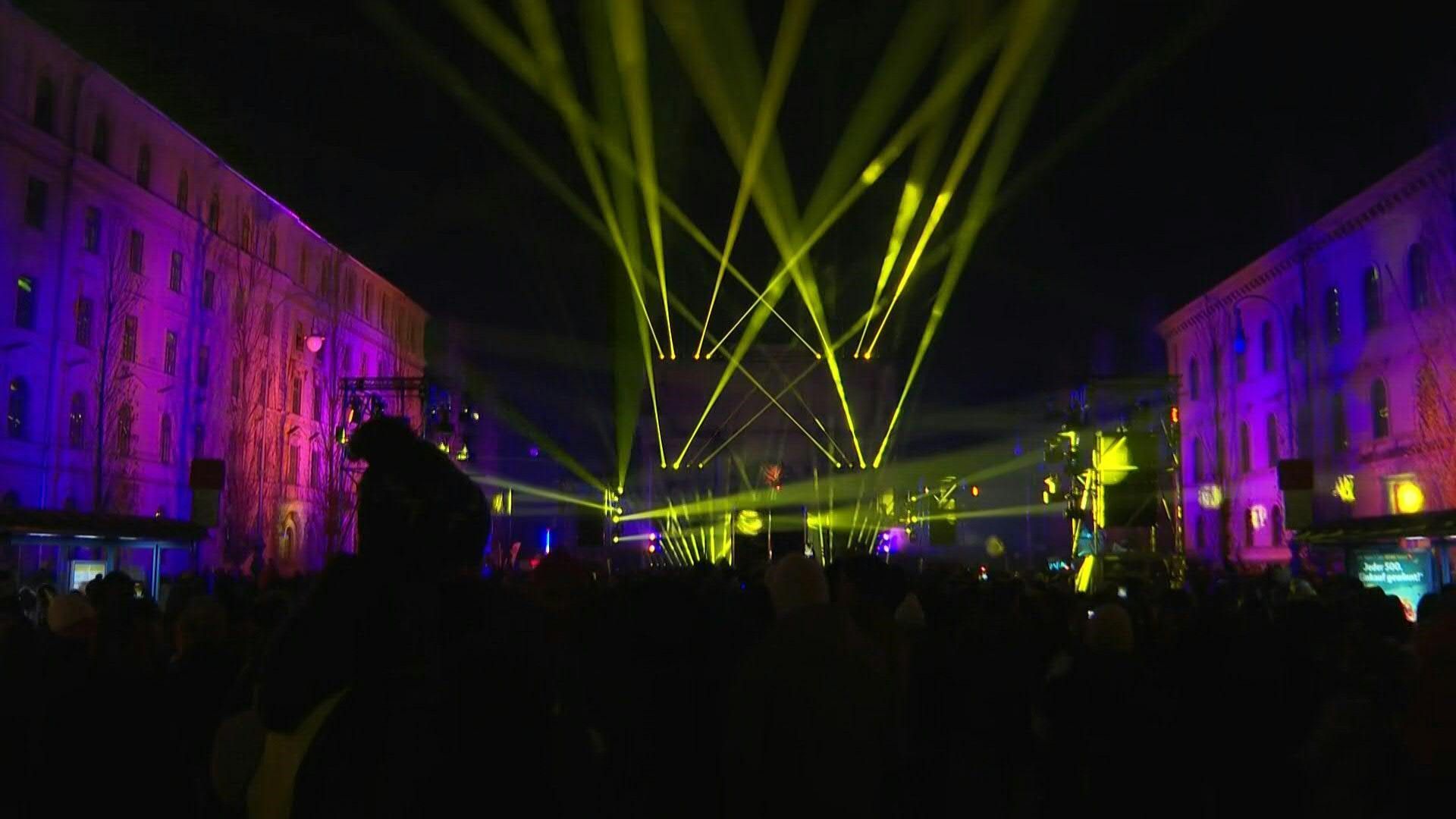 Video: Light and laser show ushers in Munich's New Year festivities