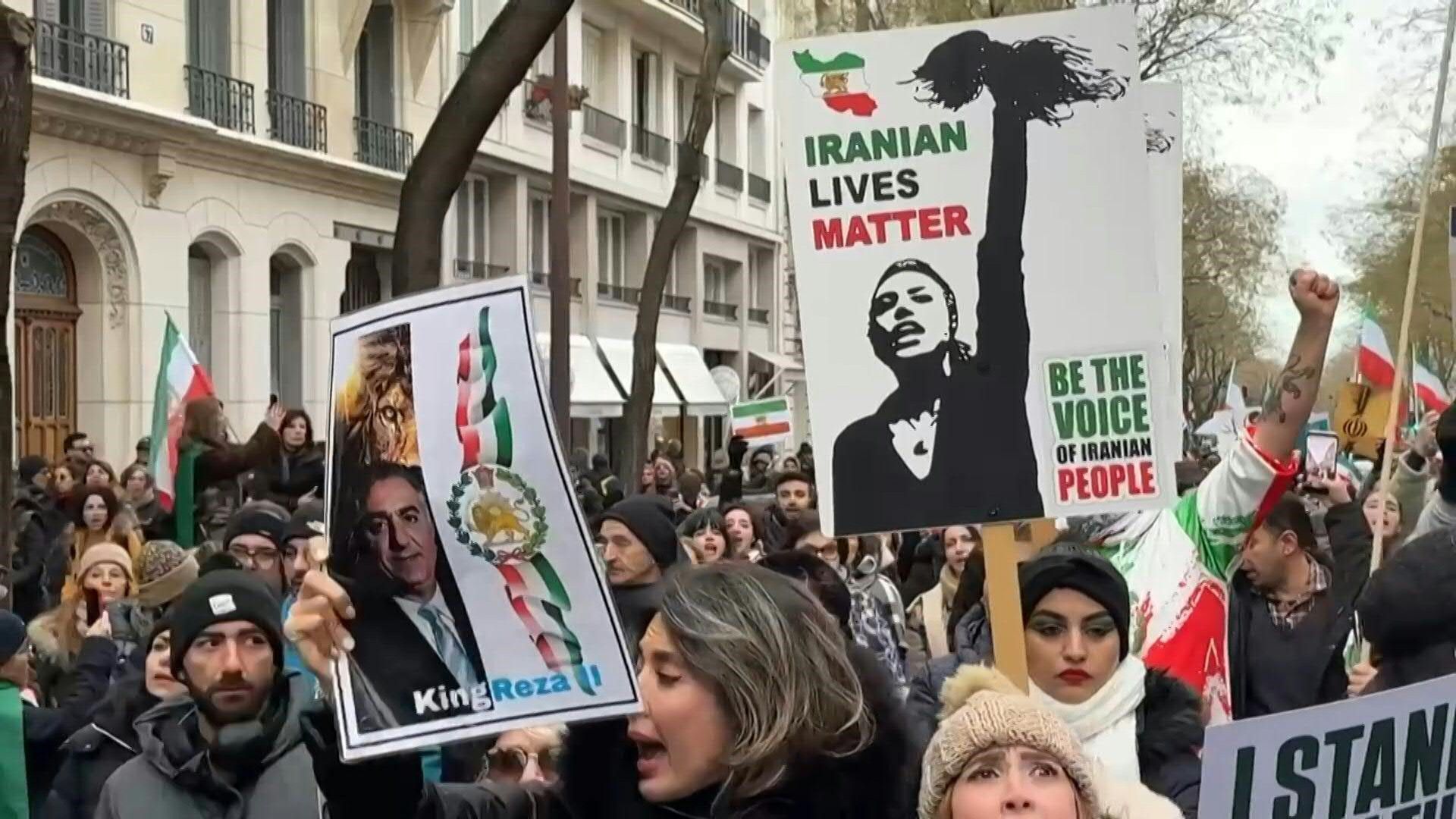 Video: Thousands rally in Paris in support of Iran protests