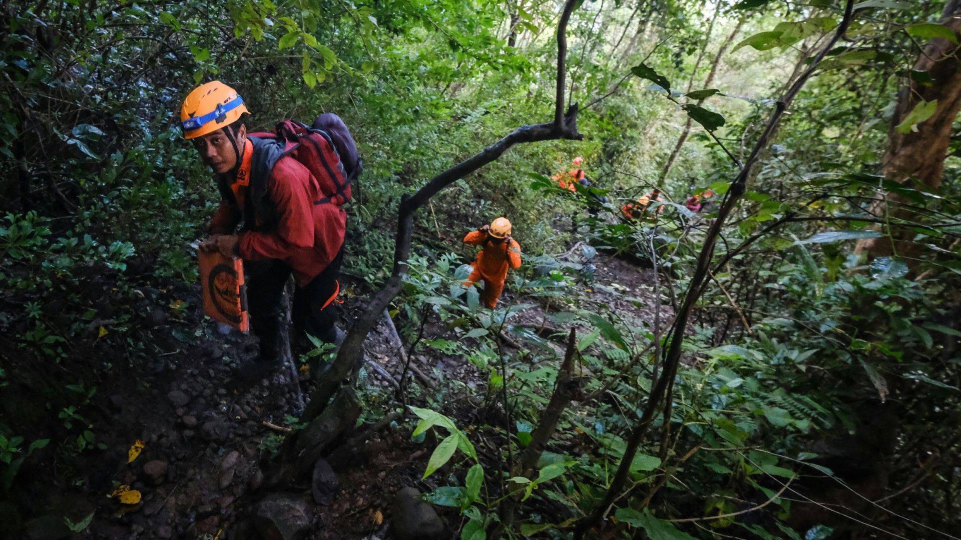 Video: Zehn Vermisste nach Flugzeugabsturz in Indonesien