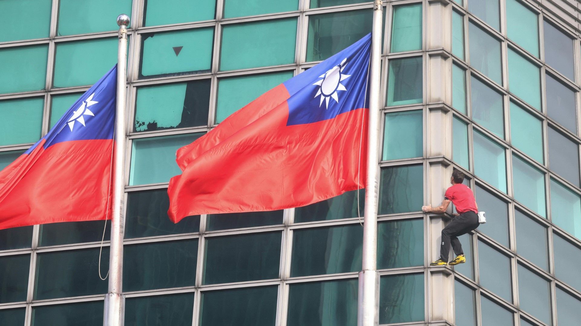 Video: Taiwan: Kletterer bezwingt ungesichert Wolkenkratzer