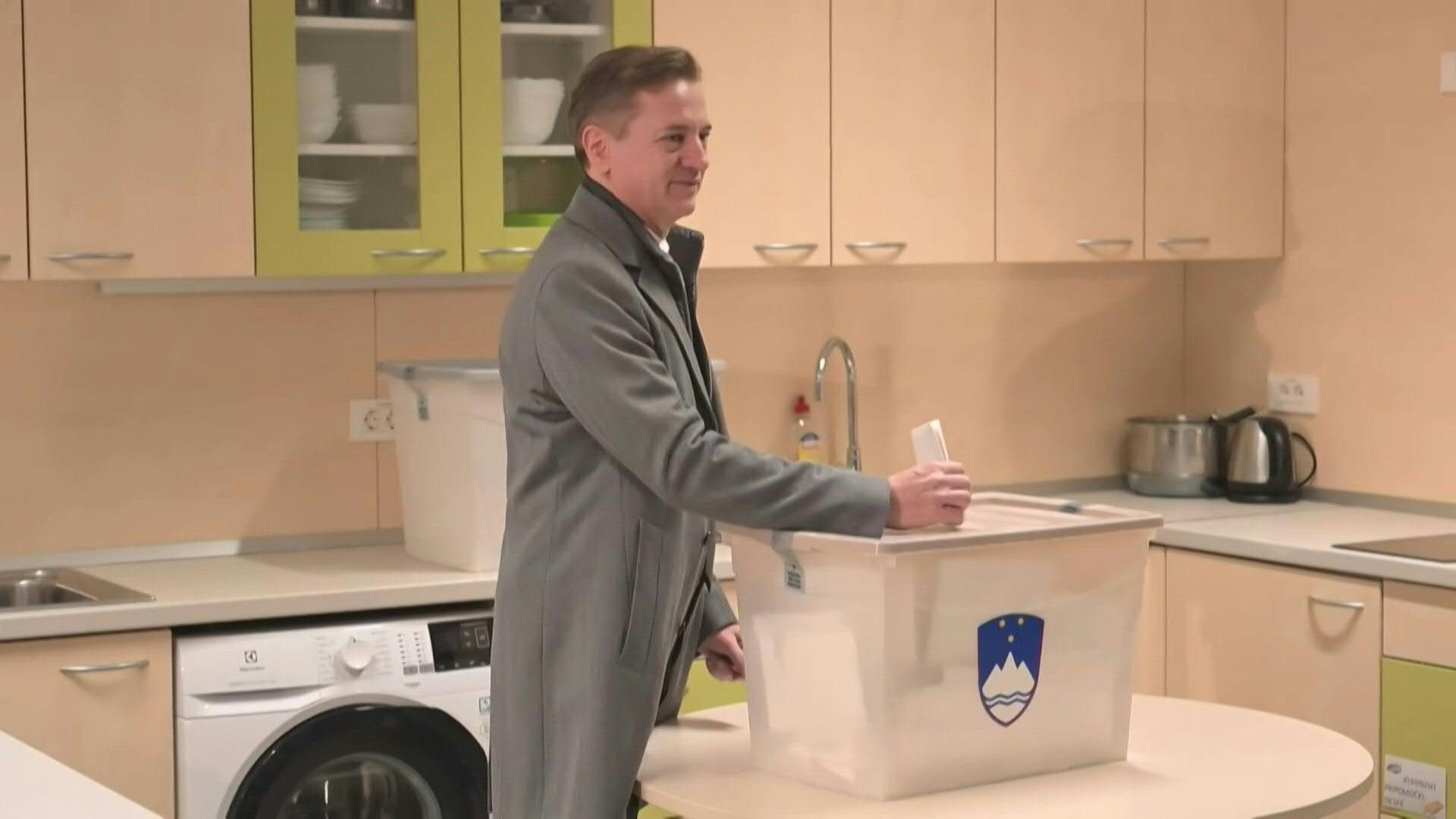 Video: Golob casts ballot in tight Slovenian election