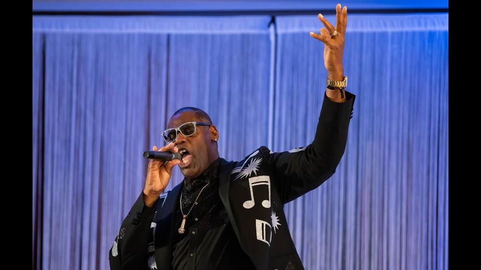 Alphonso Williams Grab Von Dsds Sieger Beschadigt Mopo De