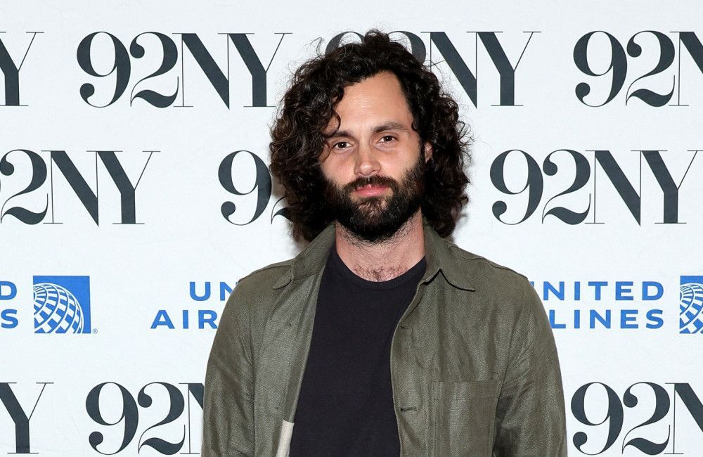 ‚You Deserve Each Other‘: Penn Badgley und Meghann Fahy besetzt