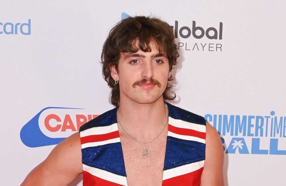 How did Benson Boone announce his surprise cover song at The O2?