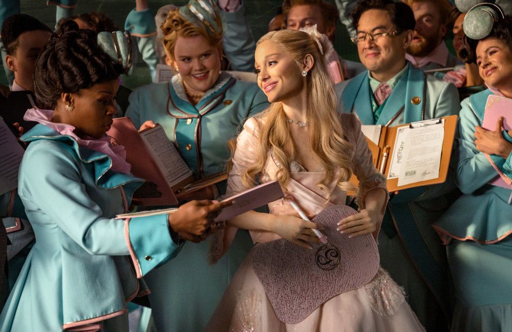 Ariana Grande e Jonathan Bailey, una scena eliminata perchè 'troppo passionale'