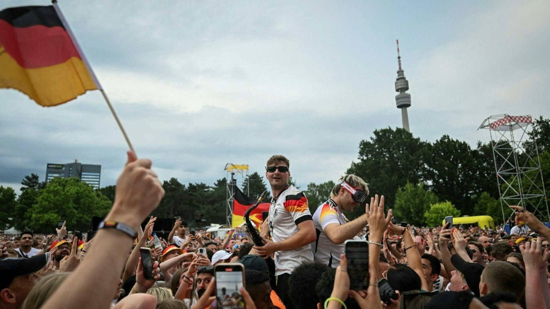 Bebende Fanzones: DFB-Team, Saxophon und Ski Aggu sorgen für Partystimmung