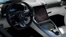 The new Mercedes-AMG SL 43 - interior with 