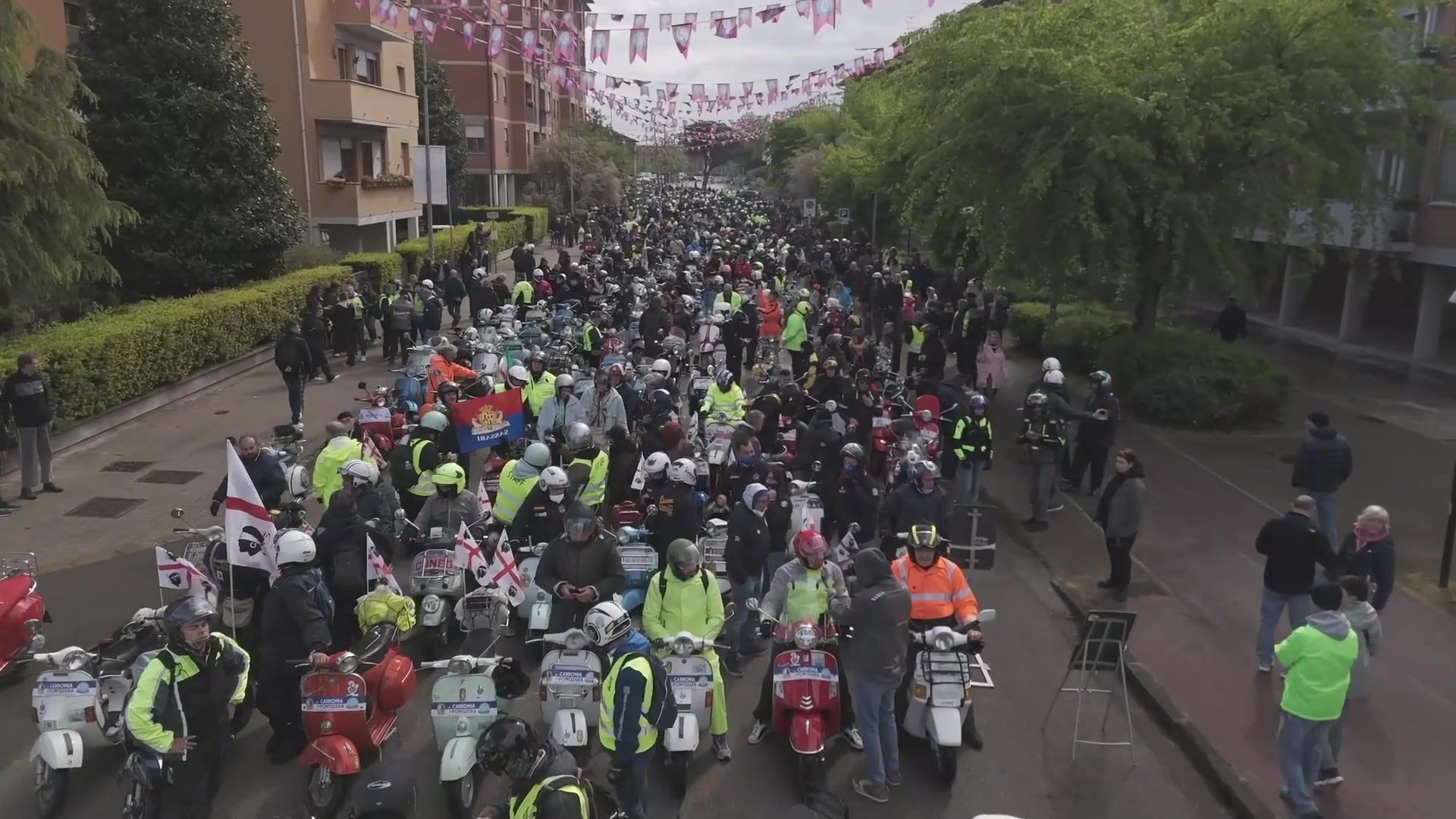 15,000 Vespas in the Vespa World days parade