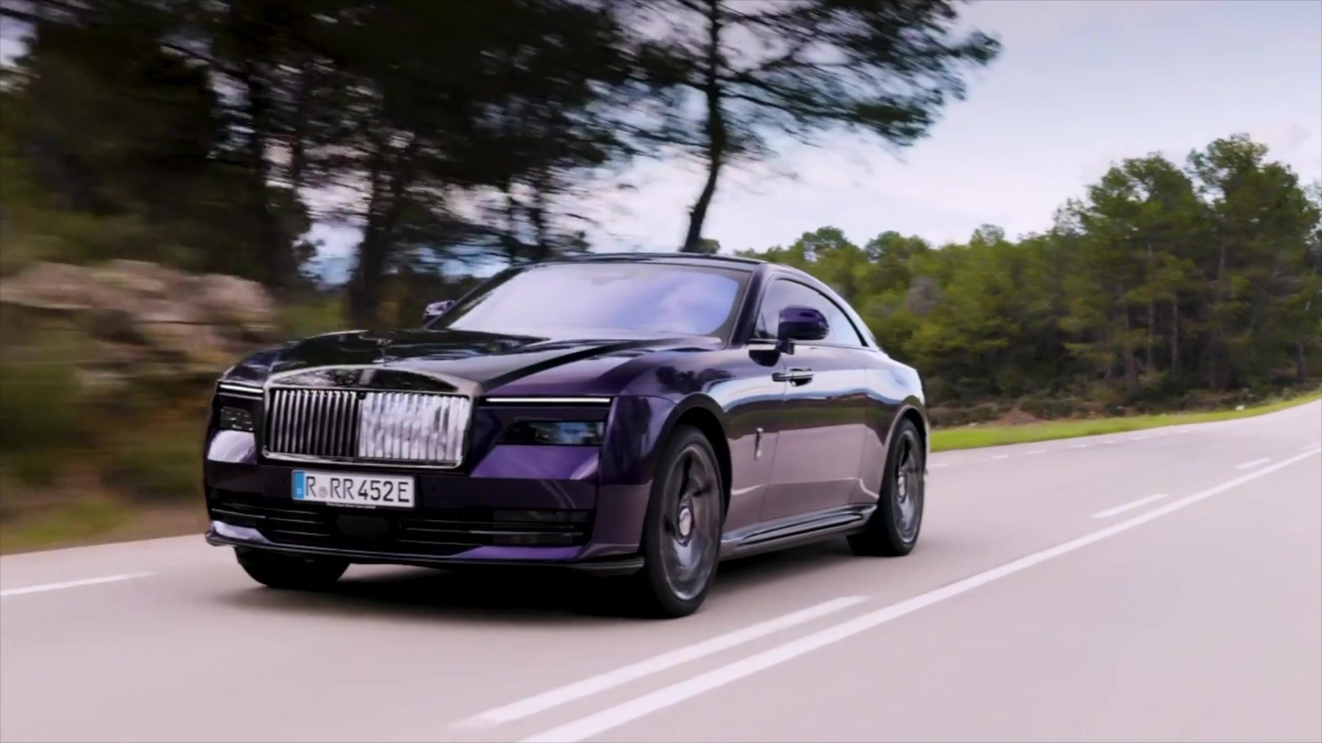 Rolls-Royce Black Badge Spectre Driving Video - Finished in Vapour Violet