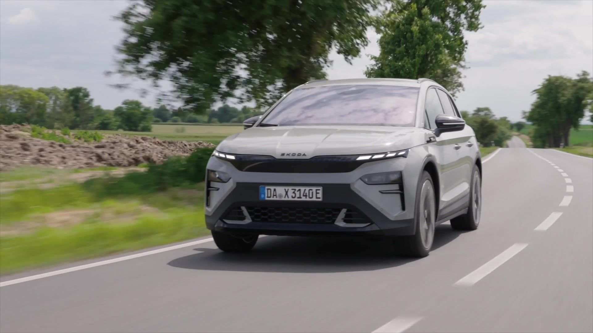The new Škoda Elroq RS in Grey Driving Video