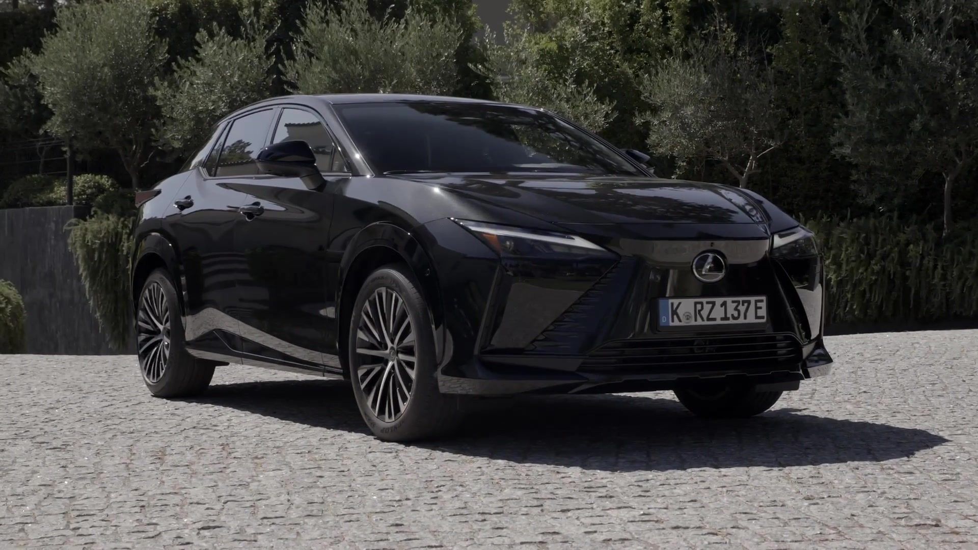 Video: 2025 Lexus RZ 500e Design Preview in Graphite-Black