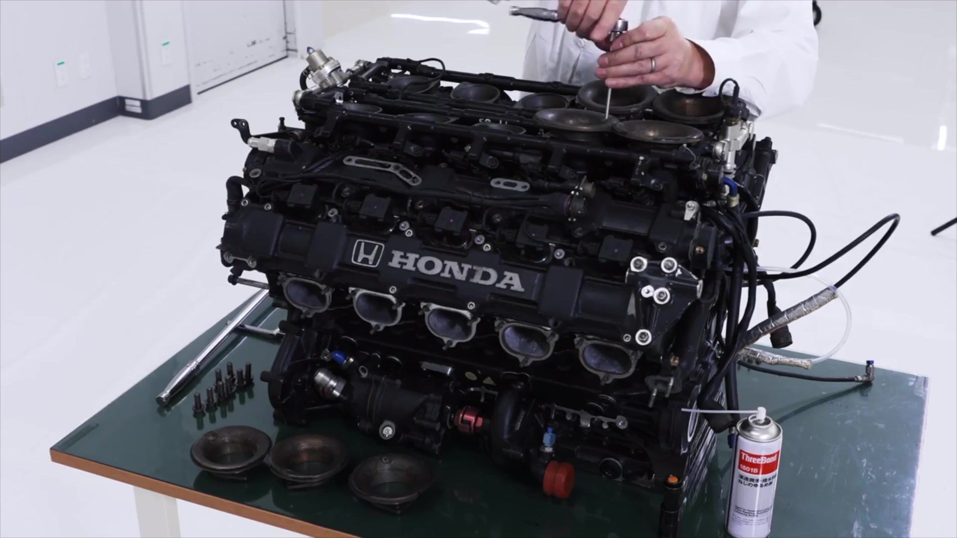 1990 Honda RA100E McLaren MP4/5B - Smontaggio della testata del motore