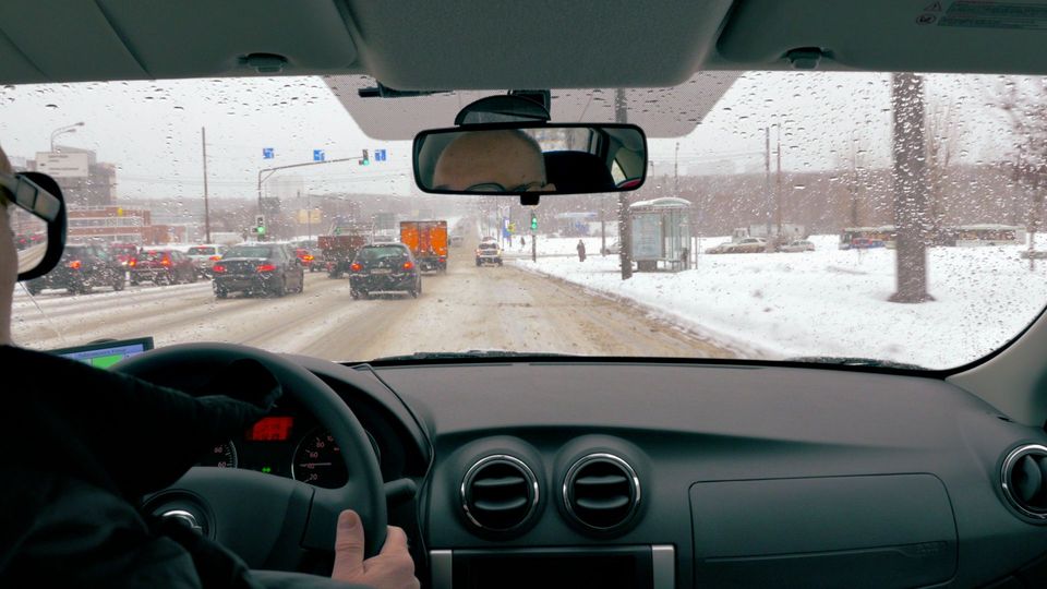 Vollsperrungen nach Winter-Wetter: Mehr als 2000 Menschen müssen nachts im  Auto ausharren